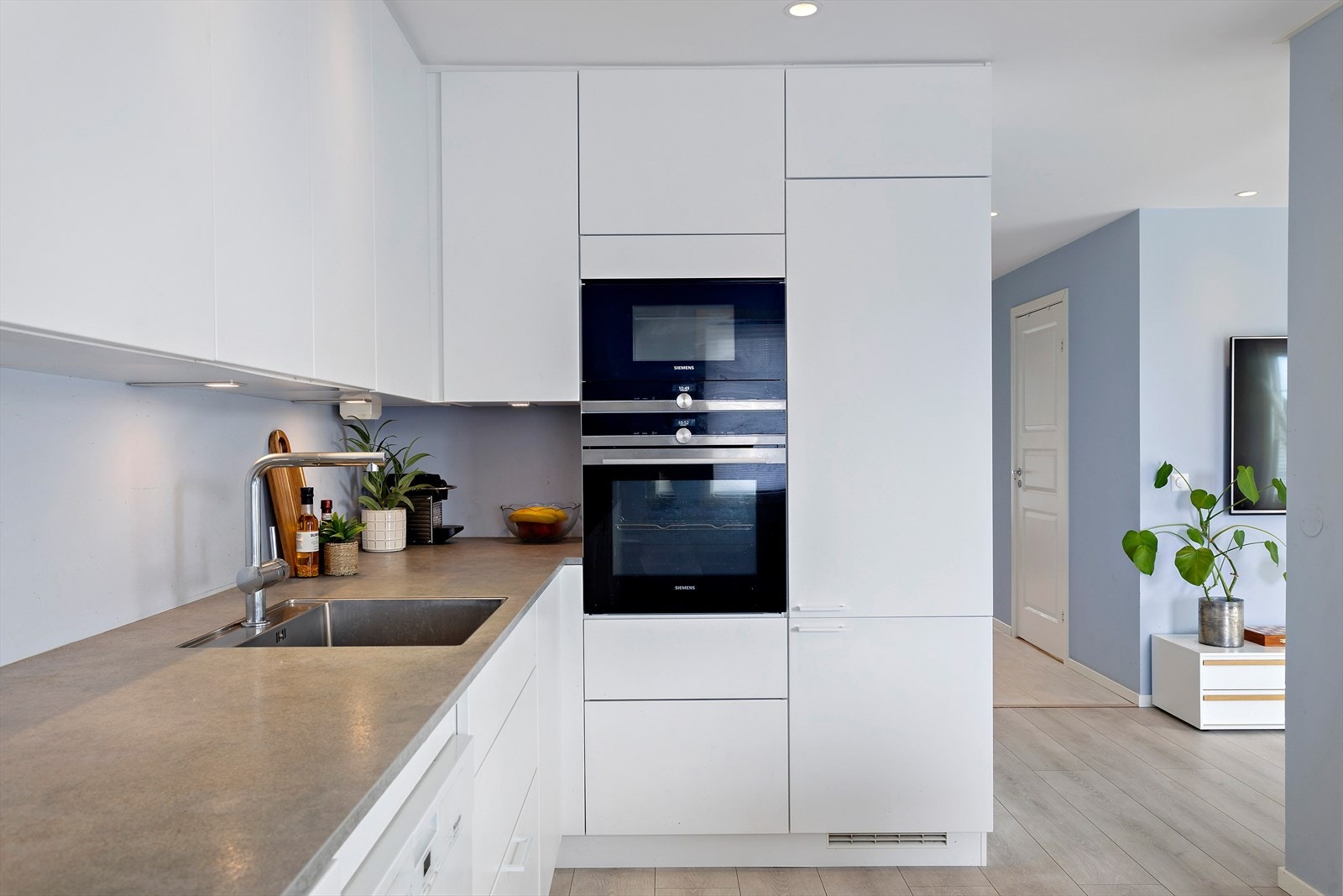 Den underlimte oppvaskkummen har ettgreps armatur fra Grohe med både sving- og uttrekkbart munnstykke for ekstra fleksibilitet. Galleribilde