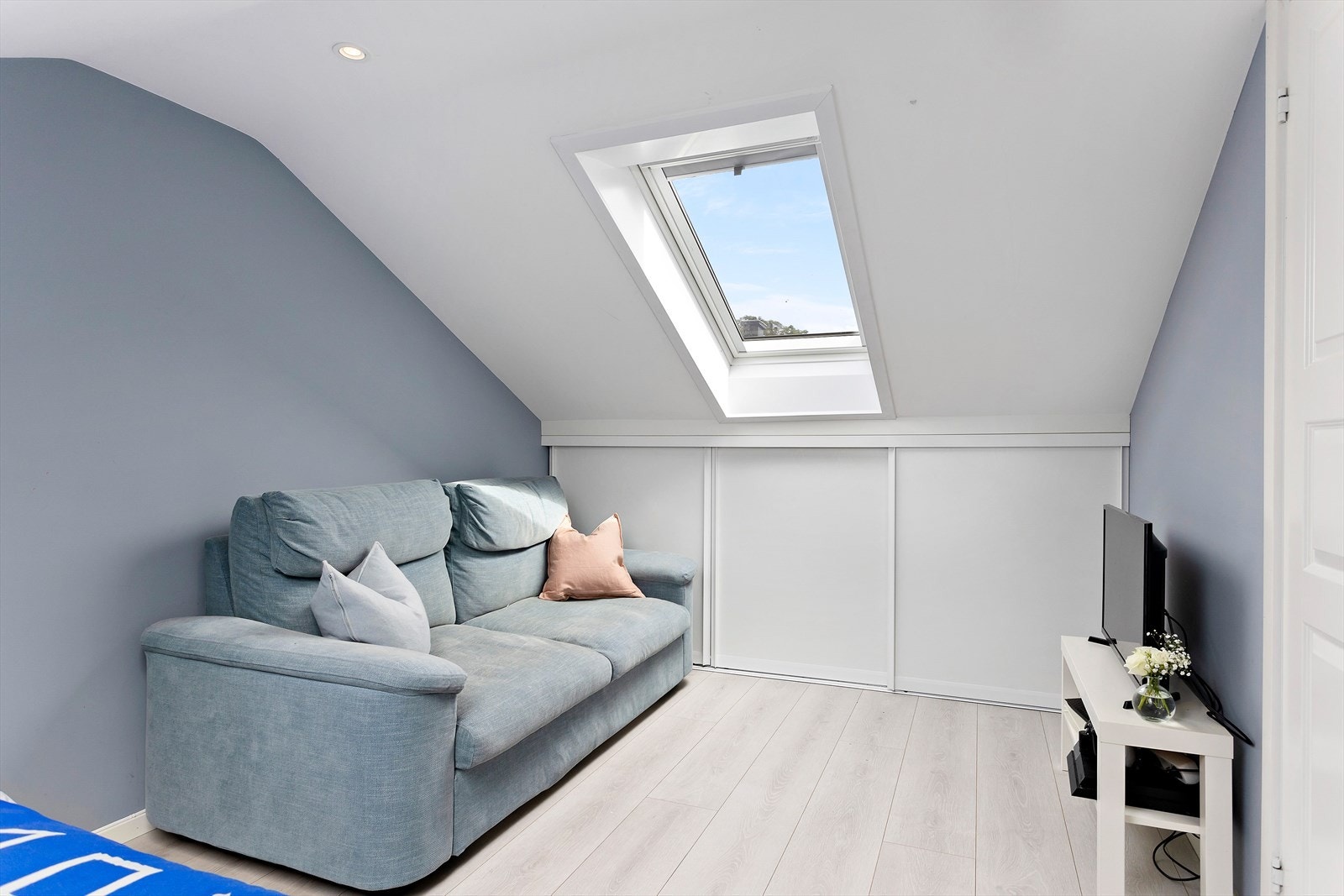 Soverommet er også svært romslig og innredet med en skyvedørsgarderobe med slette fronter. Galleribilde