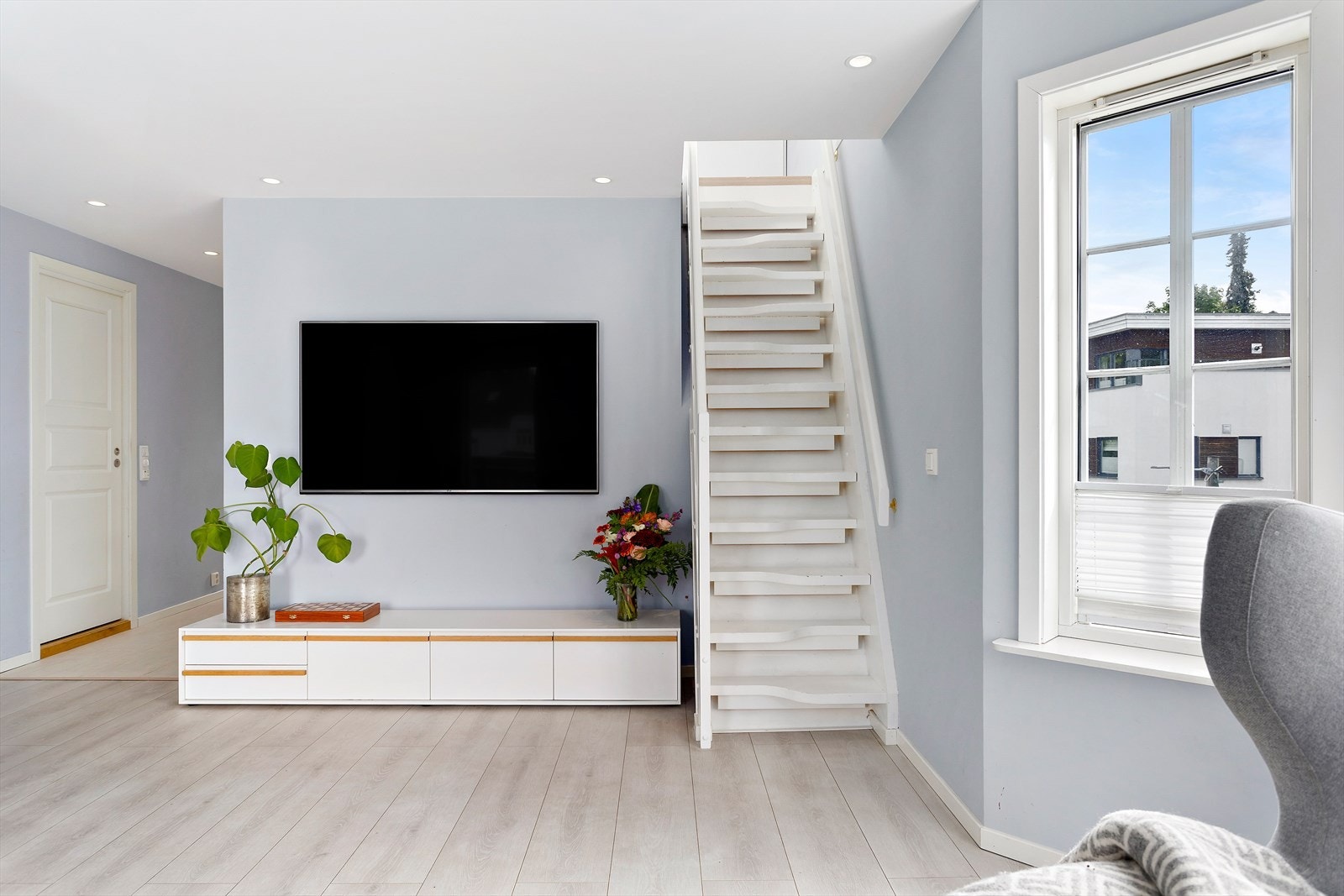 Trapp opp til boligens loft via stuen. Galleribilde