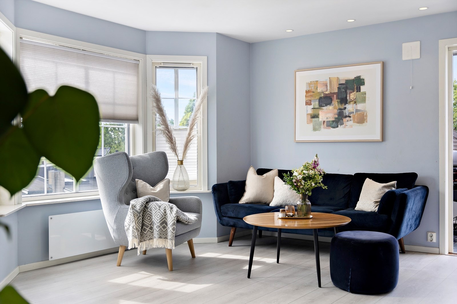 Boligen har en god standard og ble pusset opp i 2017. Innvendig gir boligen et tiltalende og innbydende inntrykk med sine store vindusflater og delikate fargevalg. Galleribilde