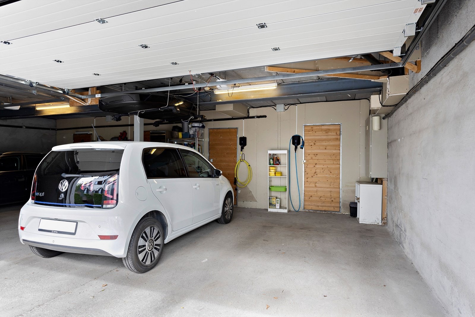 Garasjeplass med el-lader medfølger. Galleribilde