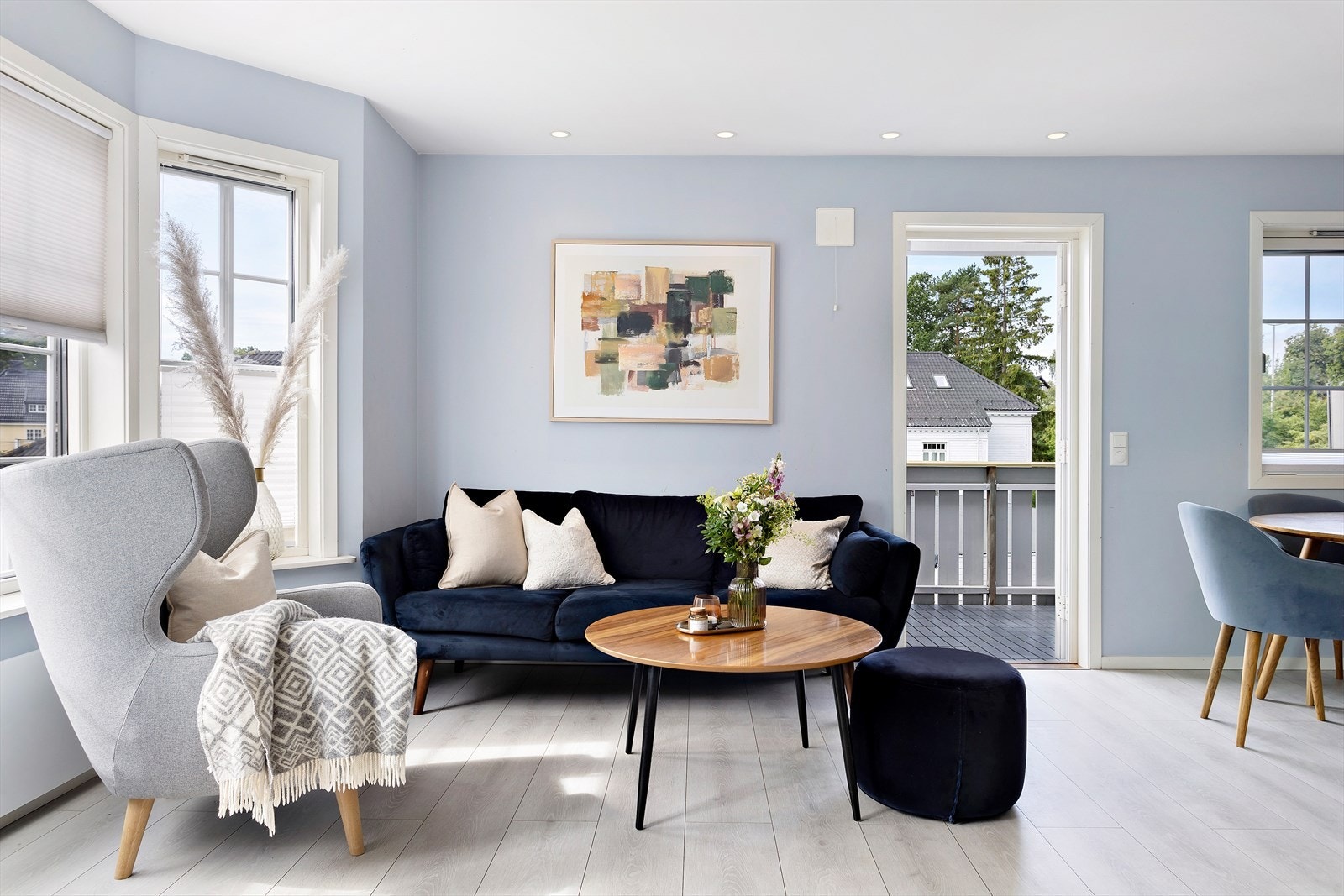 Utgang til boligens balkong fra stuen. Galleribilde