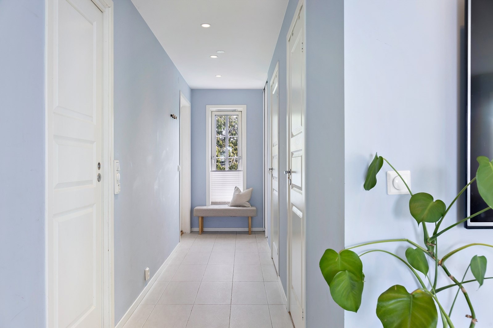 Velkommen inn! Her blir du møtt av en innbydende og lys entré. Galleribilde