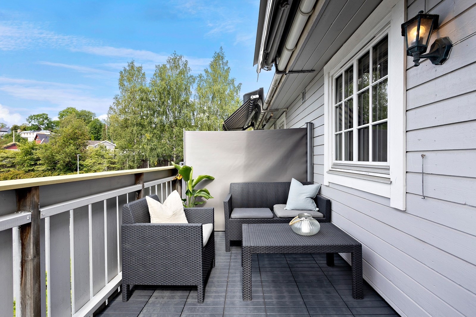 Boligens balkong er på ca 9 m² og har plass til en sittegruppe, samt grill. Galleribilde