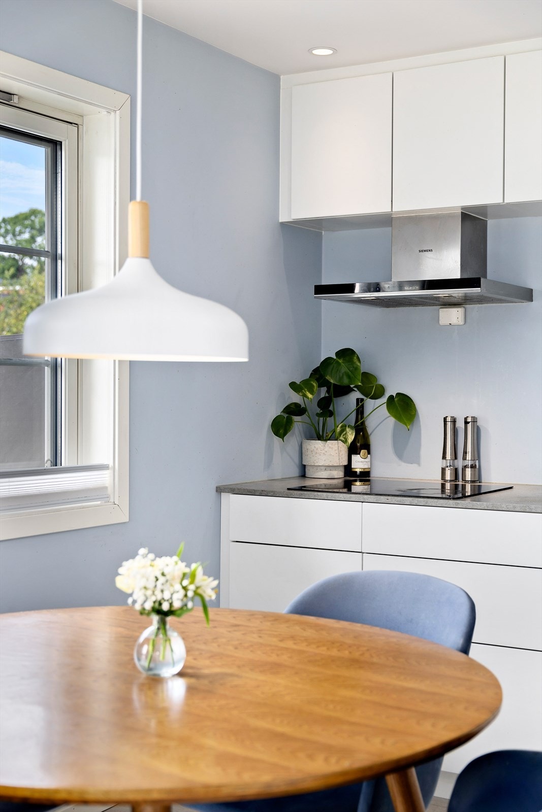 Innredningen har glatte, moderne fronter og en stilren benkeplate i kompositt. Galleribilde