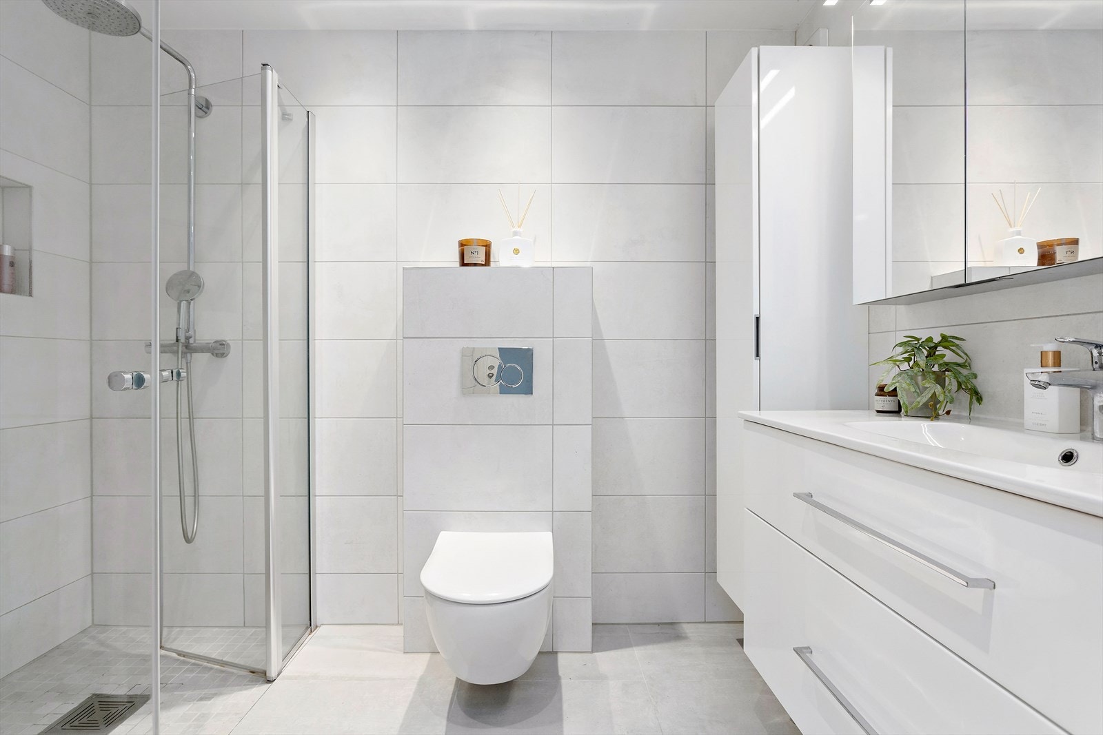 Badet ble renovert i 2017 og fremstår som moderne og funksjonelt med tidløse materialvalg. Galleribilde