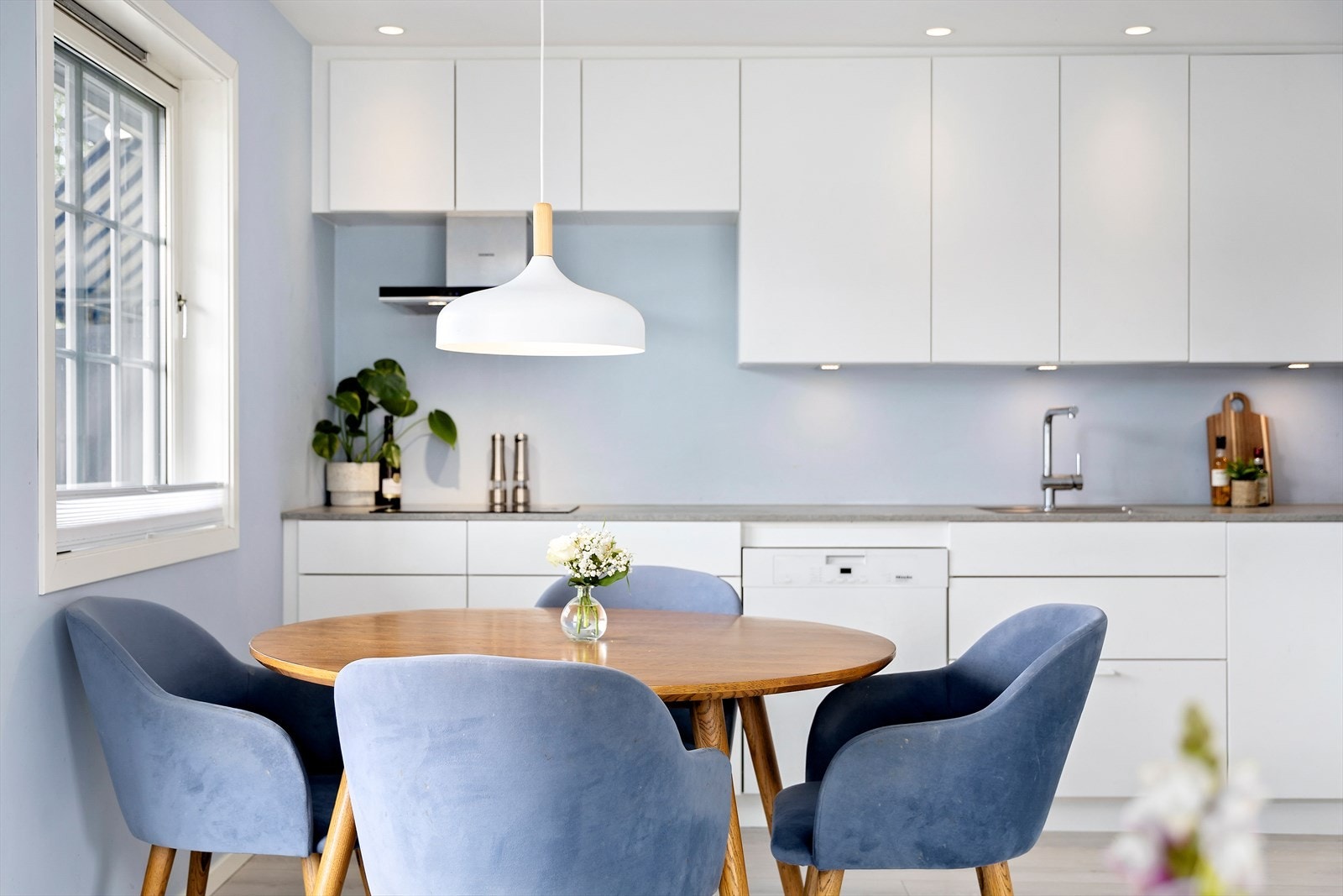 Kjøkkenet ble oppgradert i 2017 og er levert av Kvik - kjent for skandinavisk design og høy kvalitet. Galleribilde