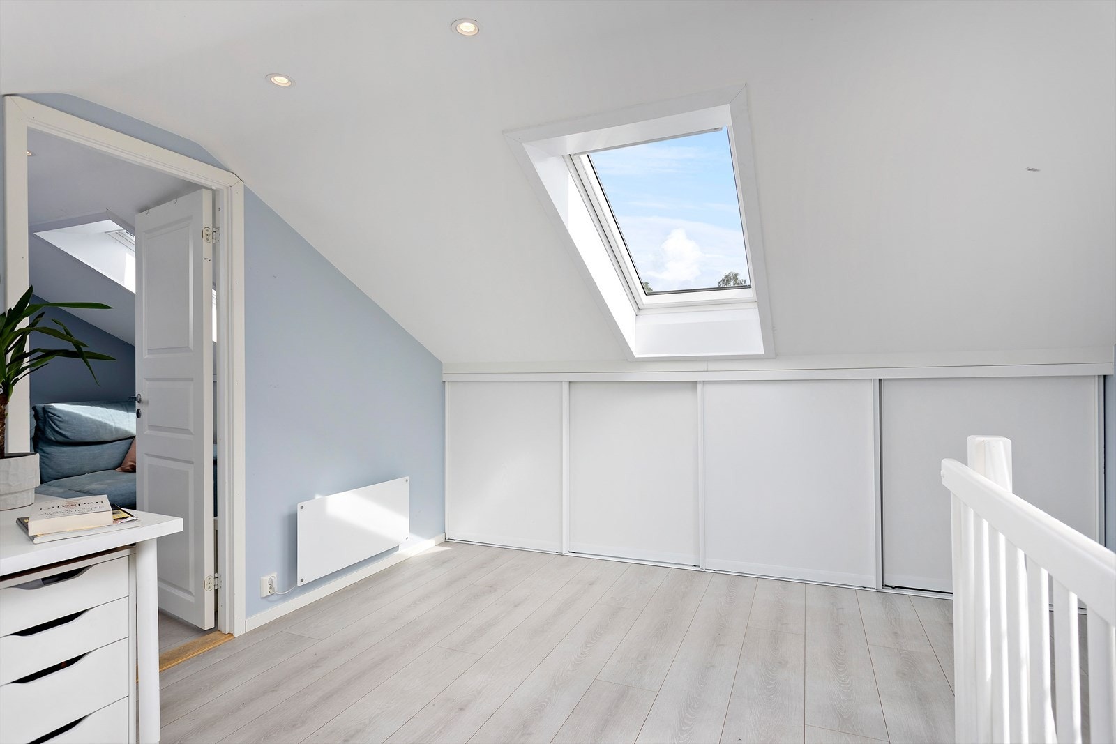 Boligens loft byr på mye kreativitet. Her har du mye god oppbevaringsplass, samt flere muligheter. Galleribilde