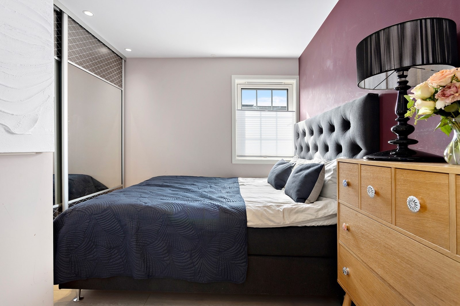 Boligen har to soverom av god størrelse, begge med praktiske garderobeløsninger og fleksibel møbleringsplass. Galleribilde