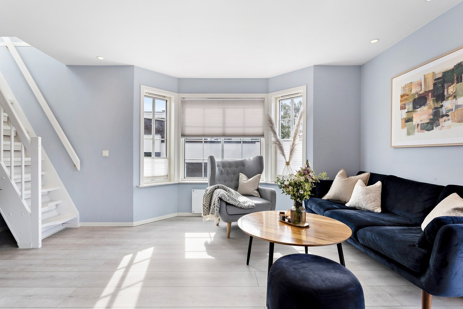 Stuen er romslig og byr på flere gode møbleringsmuligheter. Galleribilde