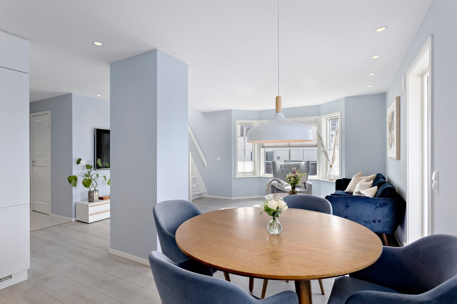 Stuen er romslig og har en praktisk utforming som gjør det enkelt å dele inn arealet i flere soner, for eksempel med egen sittegruppe og spiseplass. Galleribilde