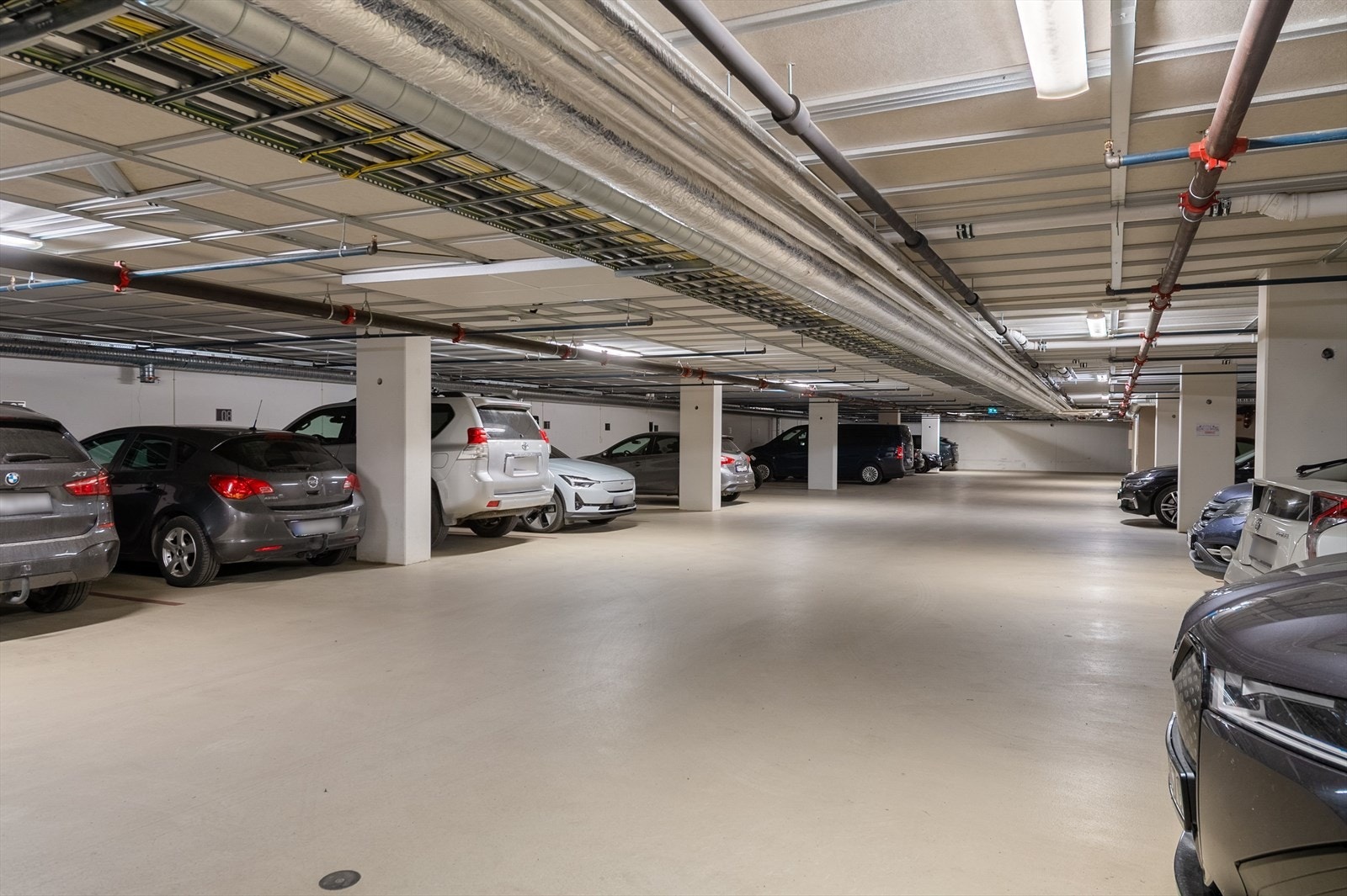 Med leiligheten følger parkeringsplass i garasjekjeller. Galleribilde