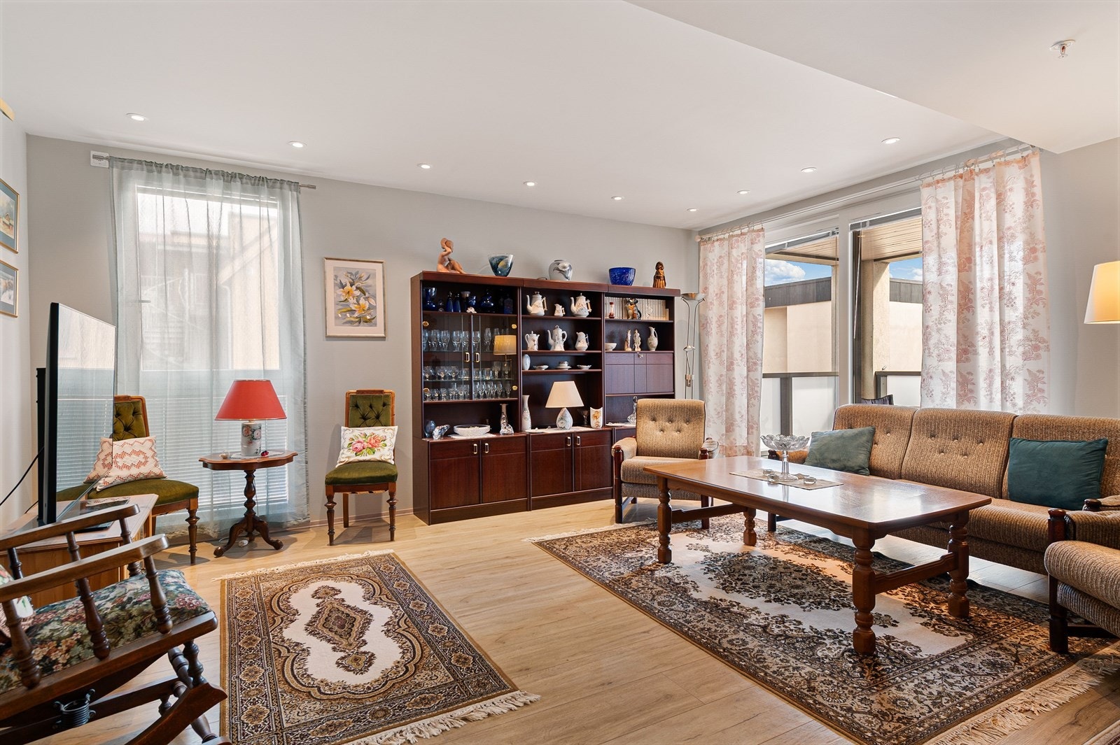 Fra stuen er det utgang til balkong som vender mot Gjøvik Stasjon Galleribilde