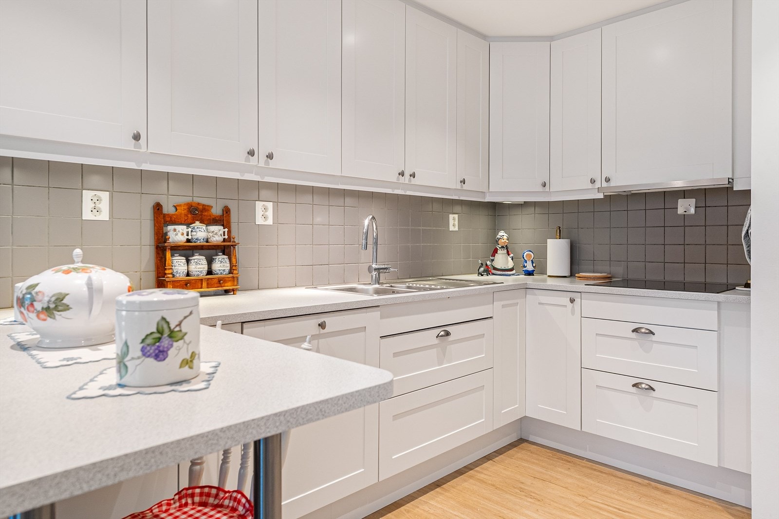 Tidløs kjøkkeninnredning med gode lagringsmuligheter i under- og overskap. Galleribilde