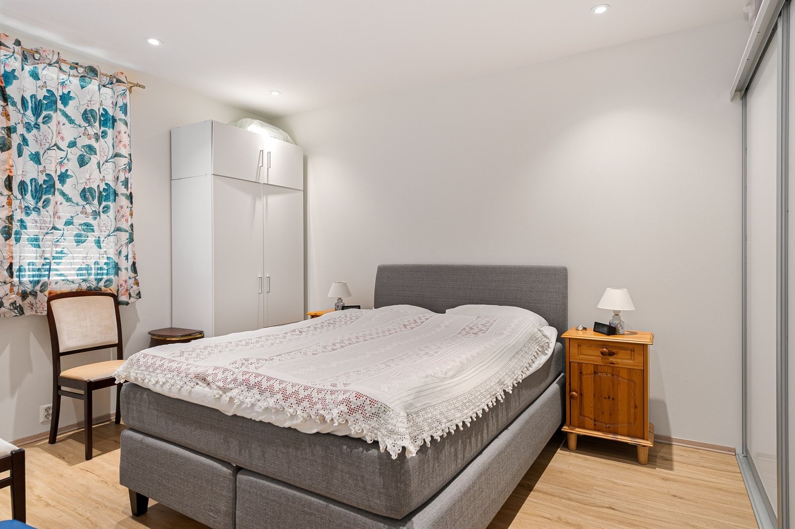 Hovedsoverom med gode lagringsmuligheter i skyvedørsgarderobe. Galleribilde
