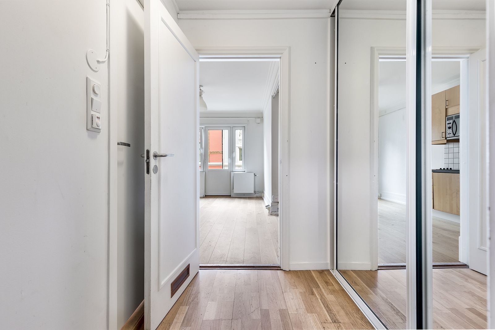 Velkommen inn! Entre med skyvedørsgarderobe Galleribilde