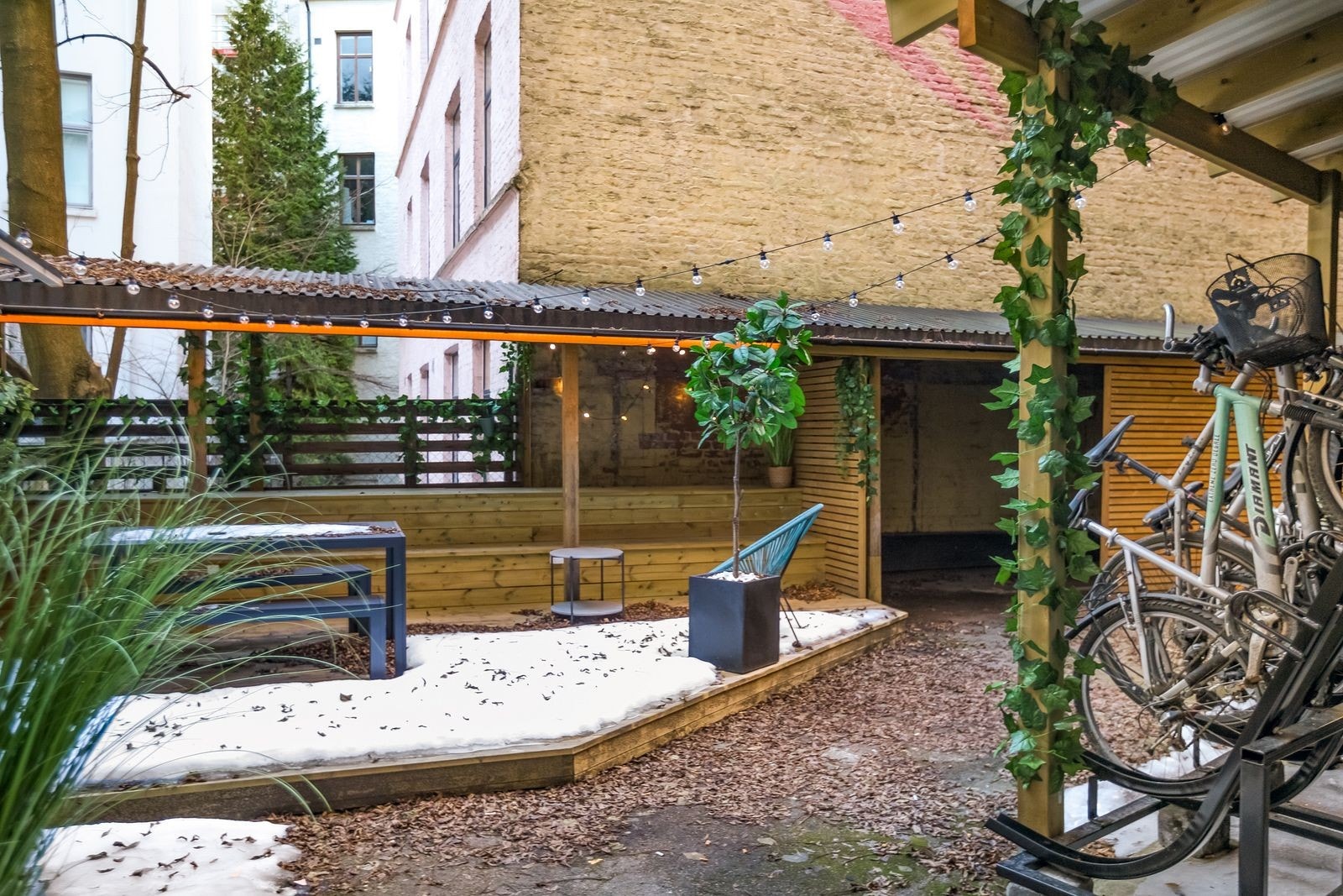 Hyggelig bakgård med sittegrupper Galleribilde