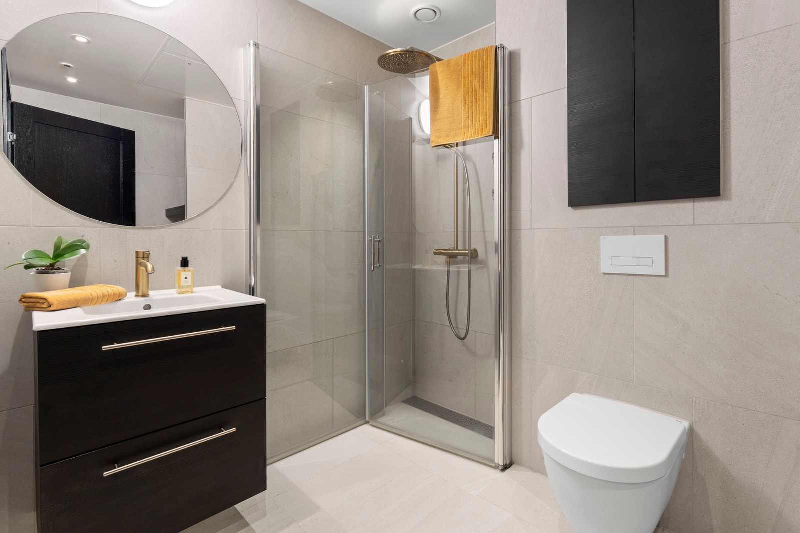 Badet har et stilrent uttrykk med innfelt downlights, samt store vegg- og gulvfliser med vannbåren gulvvarme som gir et tidløst og elegant uttrykk. Galleribilde