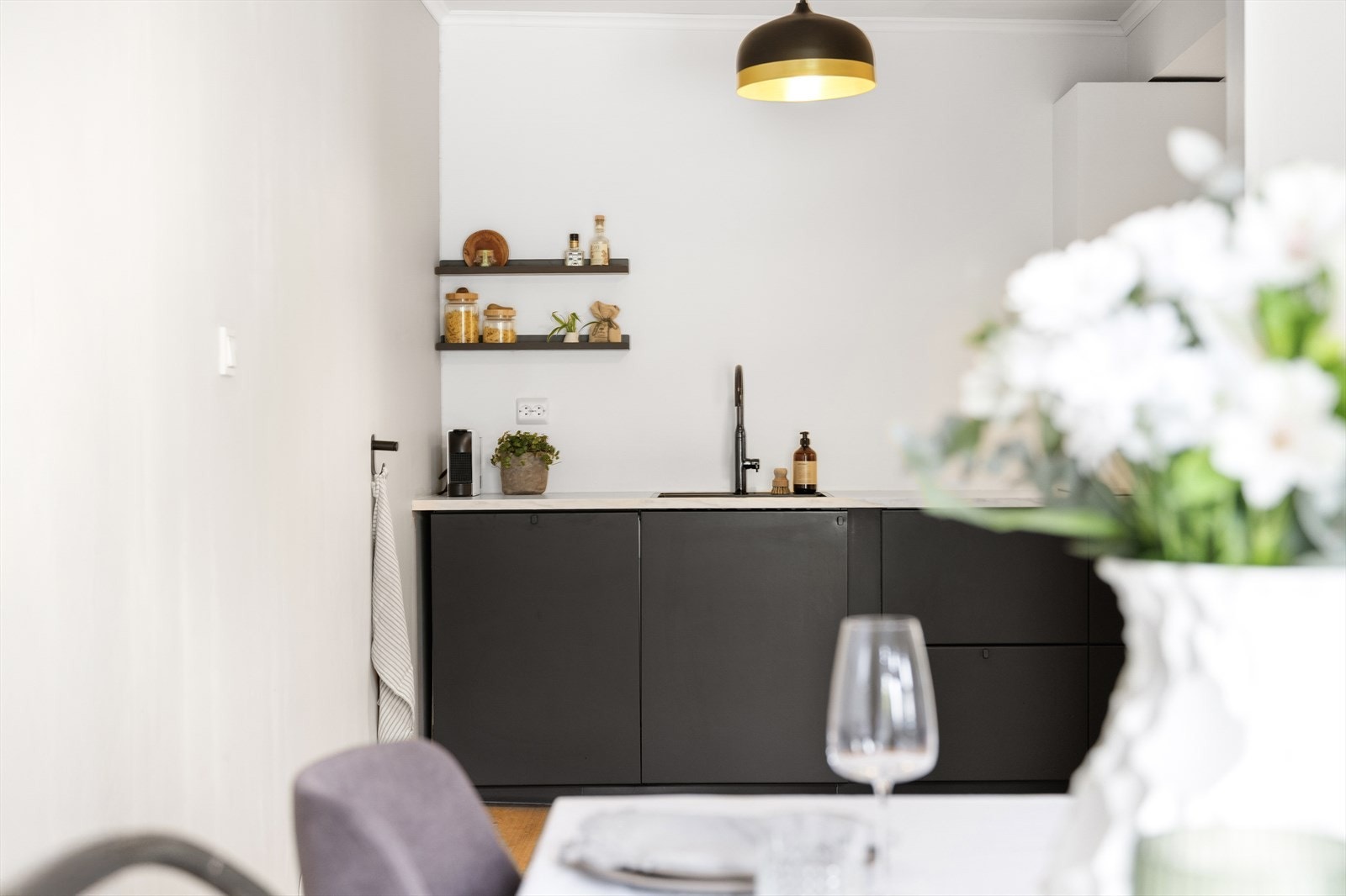 - Kjøkkenet ligger innenfor spisestuen - Galleribilde