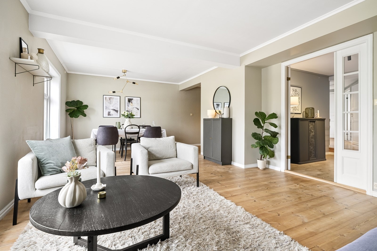 - Stor døråpning til gang hvor en har soverom, garderoberom, vaskerom og bad - Galleribilde