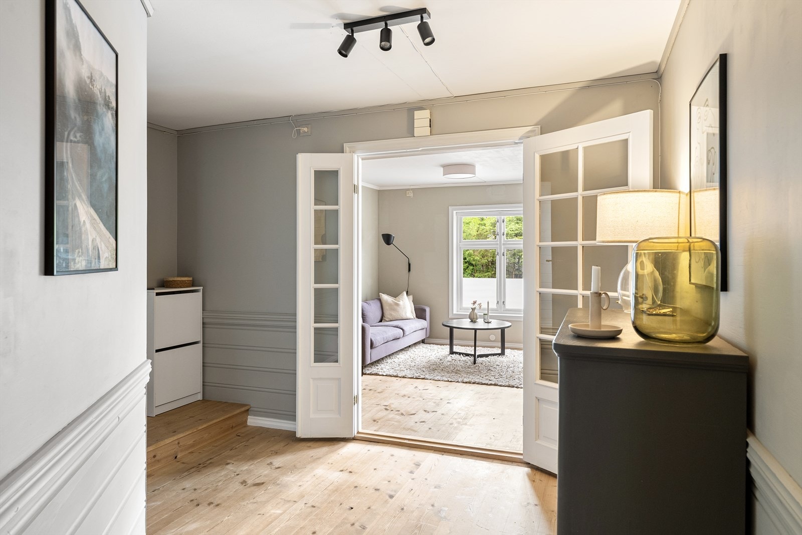 - Også her er det lekre tregulv og panel med halvbrystning på vegg - Galleribilde