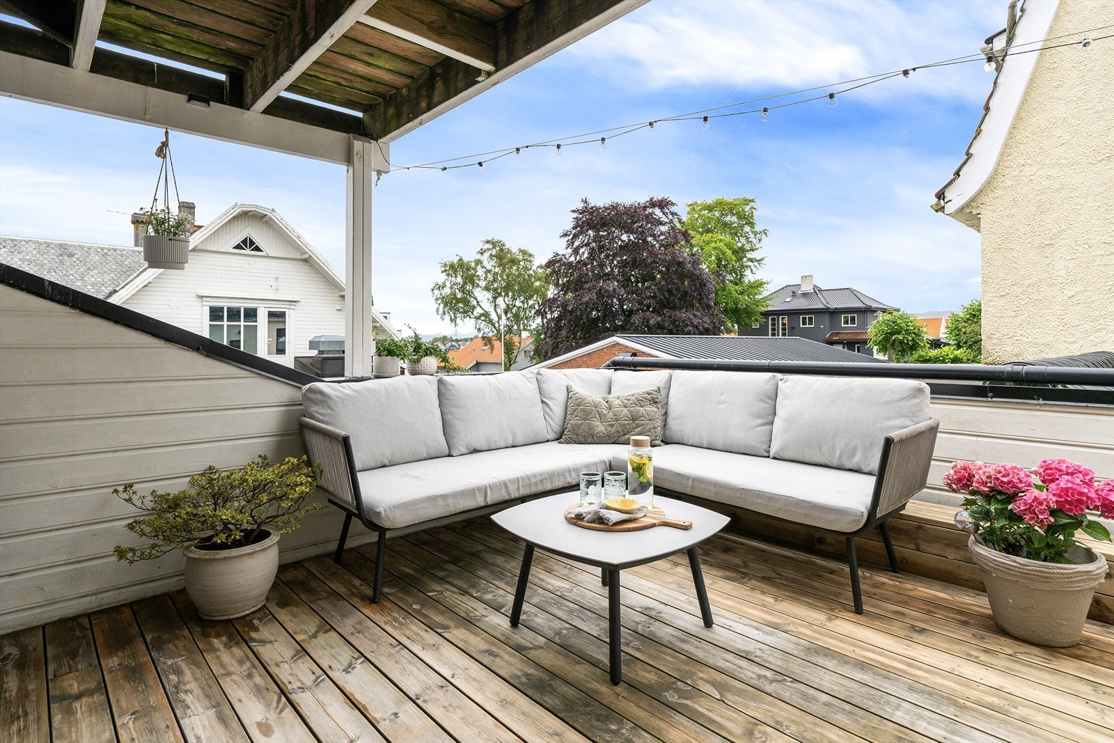 - Terrassen ligger tilbaketrukket fra veien og er delvis overbygd - Galleribilde