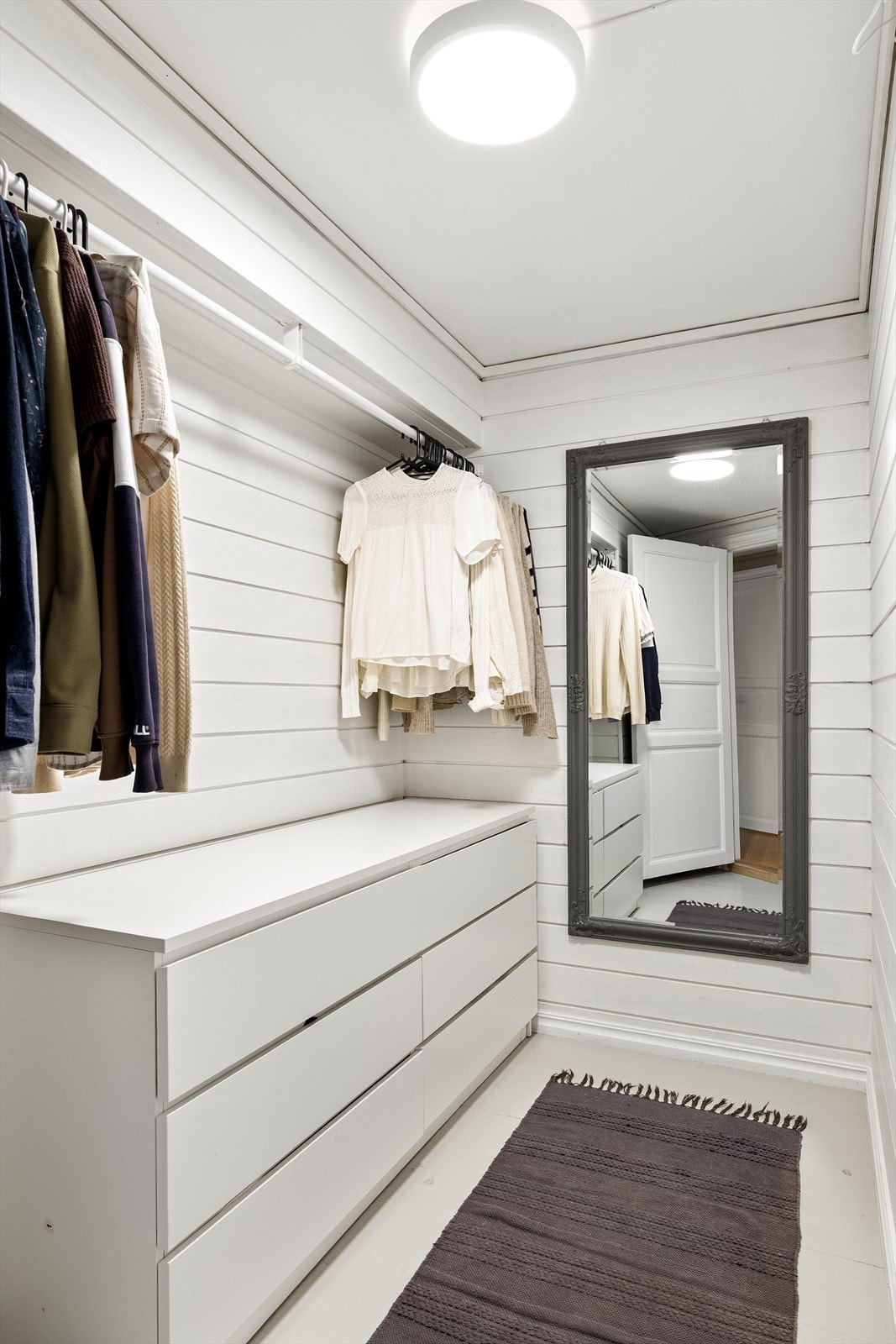 - Garderoberommet tilbyr ekstra oppbevaring, i tillegg til kjellerboden - Galleribilde