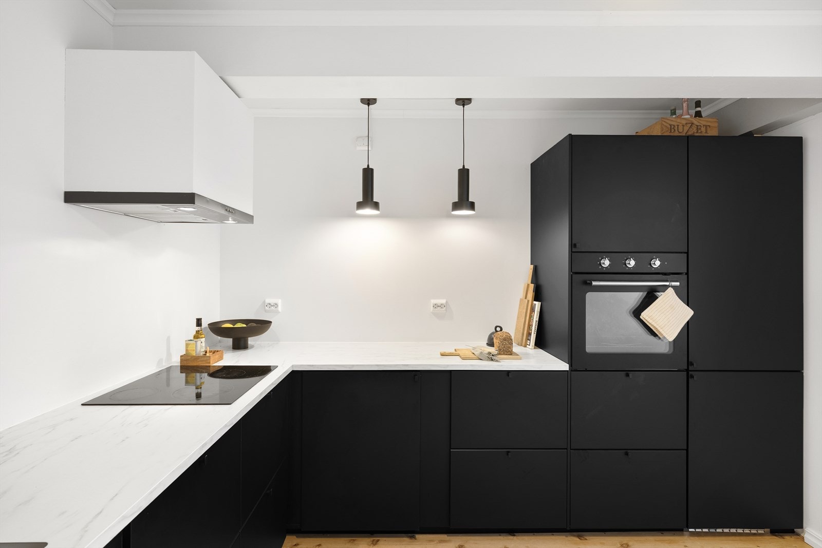 - Det er god oppbevaringsplss i skuffer, skap og på benk - Galleribilde