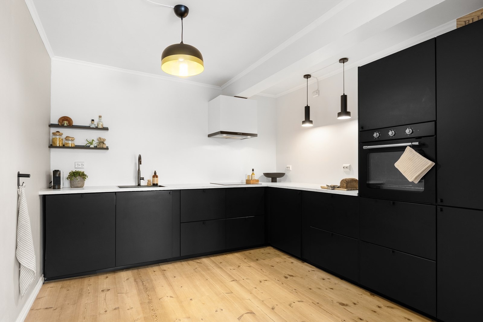 - Kjøkkenet var nytt i 2019 og er romslig og stilrent - Galleribilde