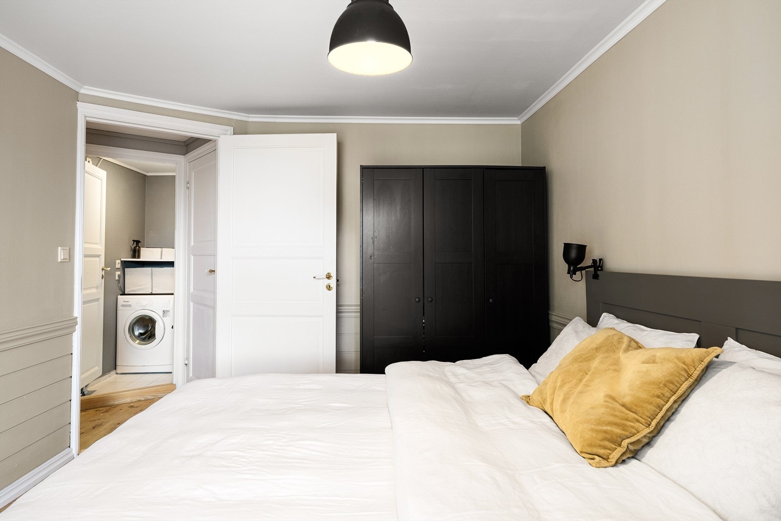 - Her er det god plass til klær i garderobeskapet, og kort vei til vaskerommet - Galleribilde