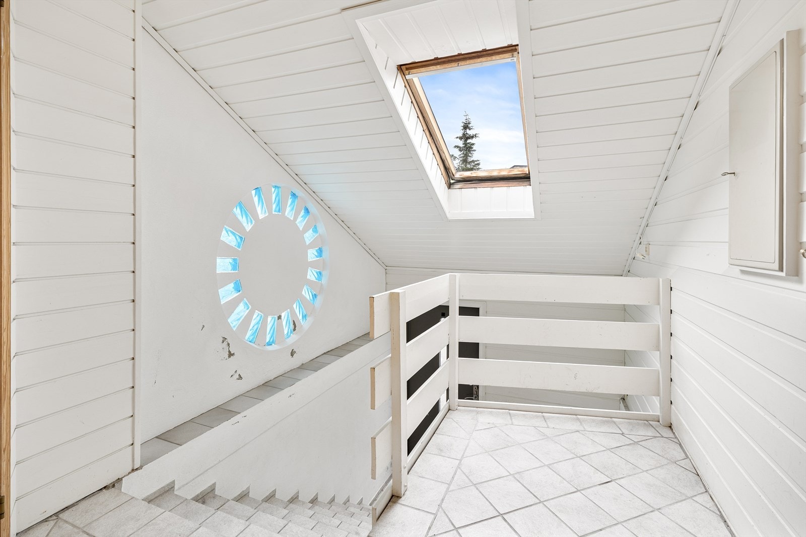 - Bygget var tidligere et bakeri, og man kan se detaljer som vindu og pipe fra den gang - Galleribilde