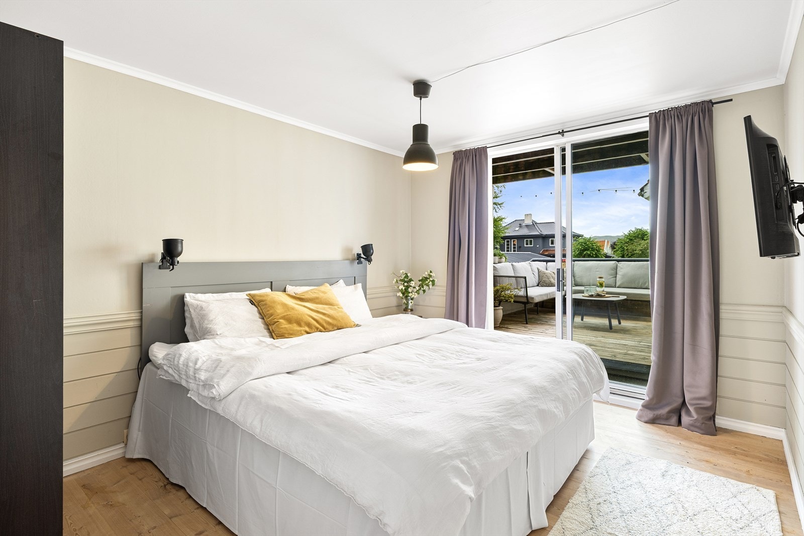 - Hovedsoverommet er av god størrelse og har utgang til terrassen - Galleribilde