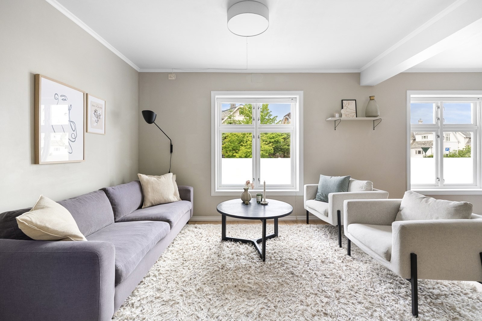 - Vinduene er store og slipper inn godt med naturlig lys - Galleribilde