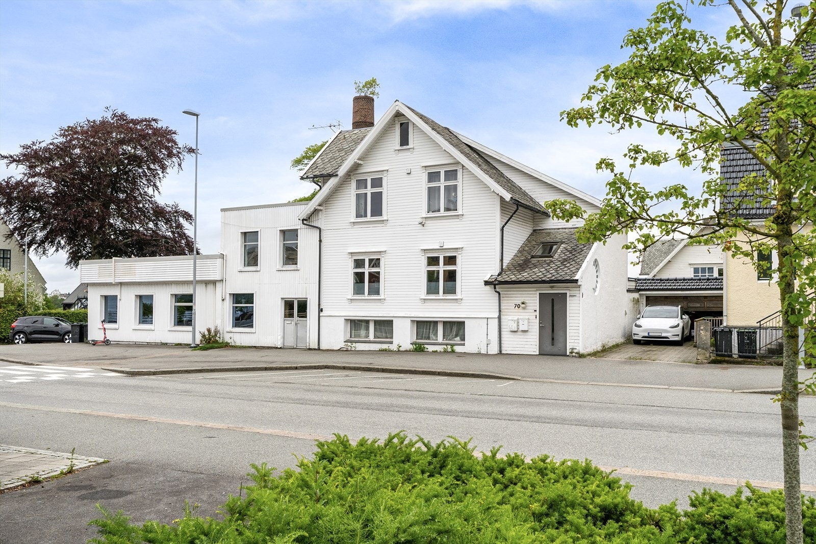 - Her bor man sentralt med kort vei til sentrum, buss, kaféer, skoler og barnehager - Galleribilde