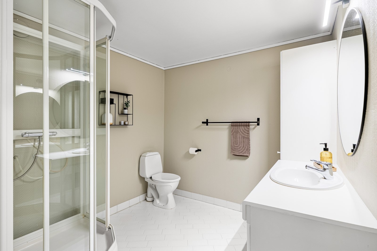 - Badet er overflateoppusset i 2024 med malte vegger, ny fug på gulv, malt baderomsmøblement og nytt speil for å nevne noe - Galleribilde