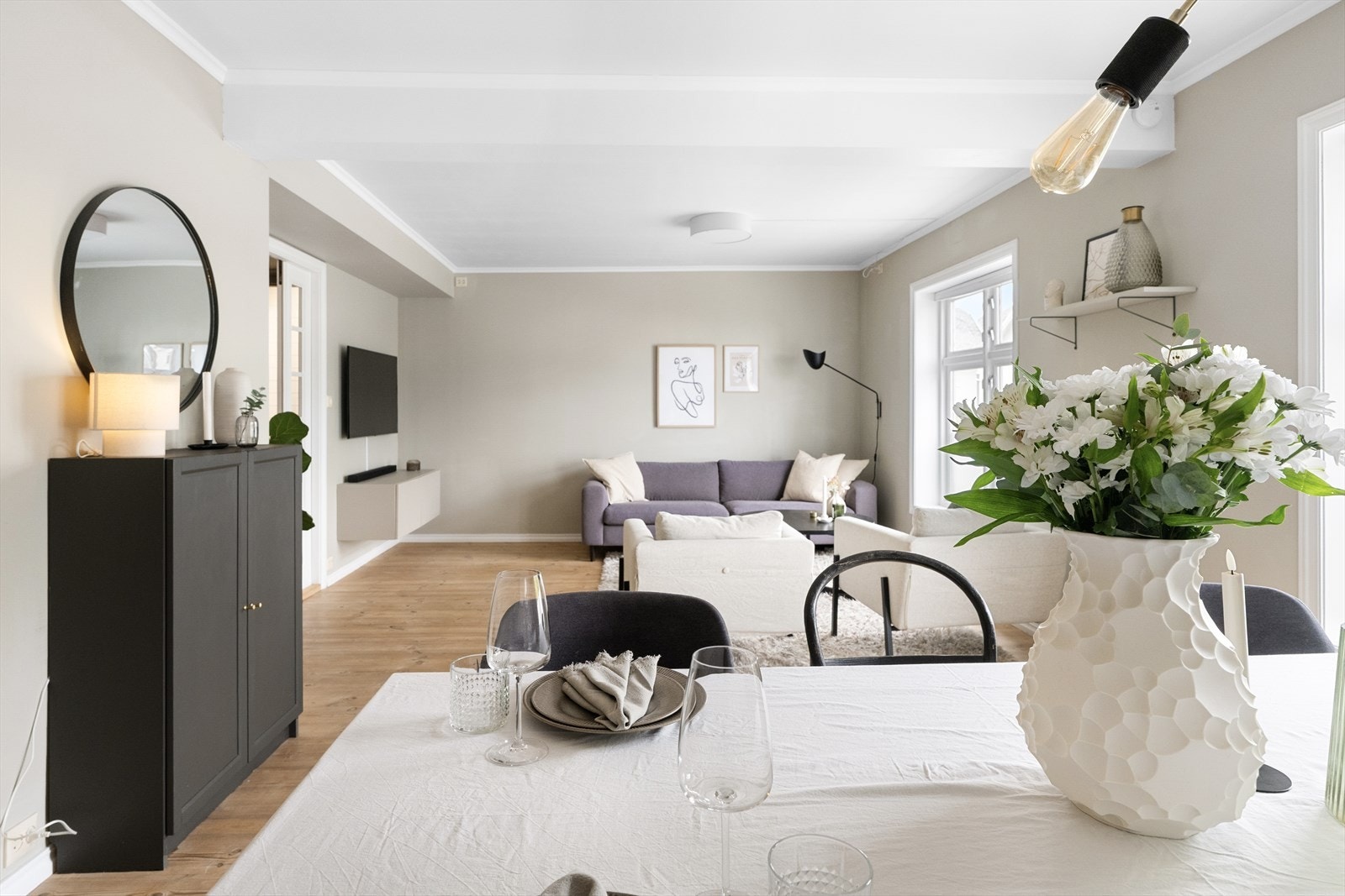 - Stuen er malt i e lekker farge og har originale tregulv - Galleribilde