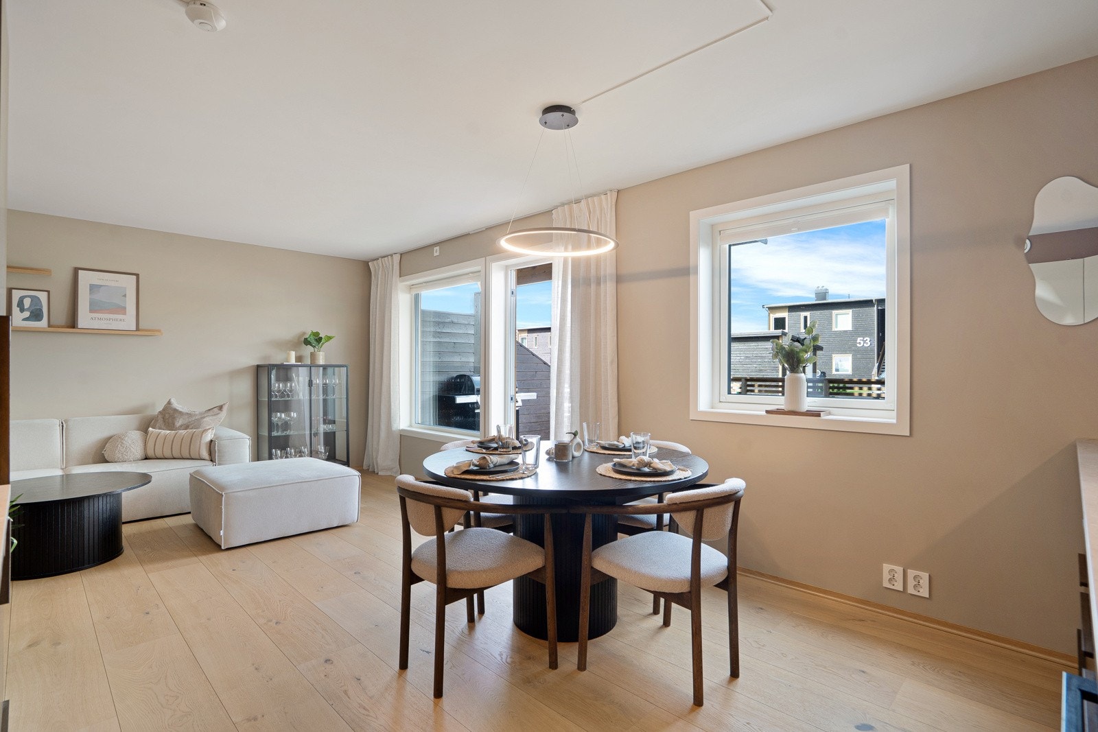 Leiligheten har et nydelig gulv med varme under - perfekt for kaldere dager Galleribilde