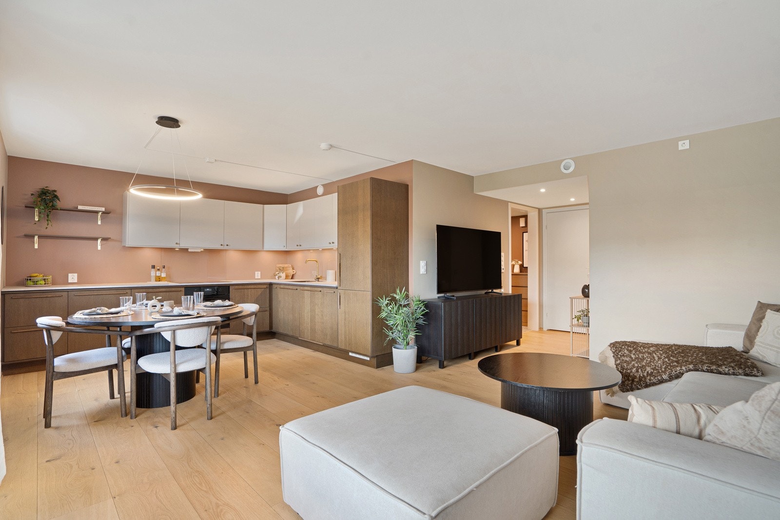 Velkommen til denne moderne og svært flotte leiligheten i byggets 1.etasje! Galleribilde