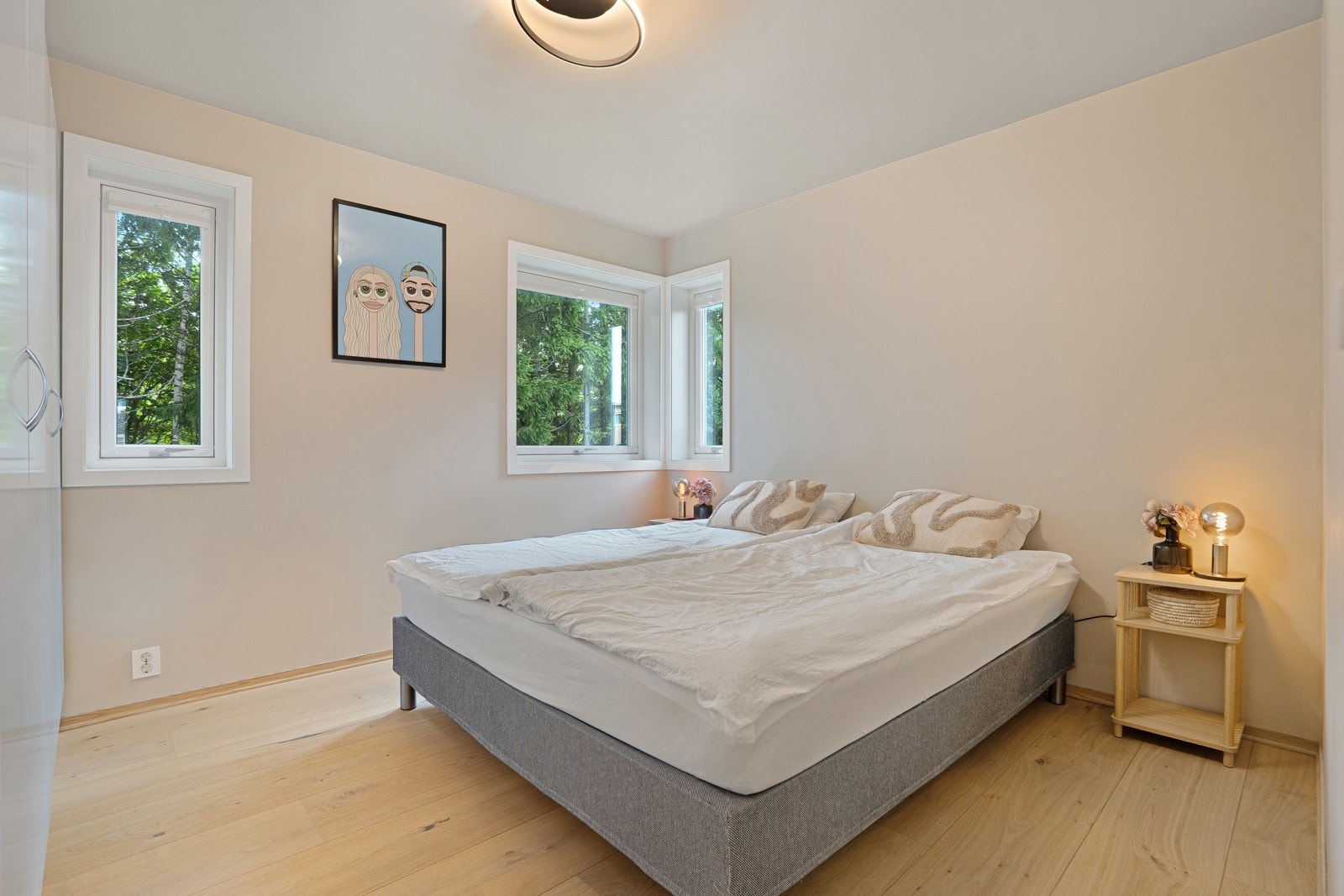 Lyst og romslig hovedsoverom - vinduer rett ut mot skogen! Galleribilde