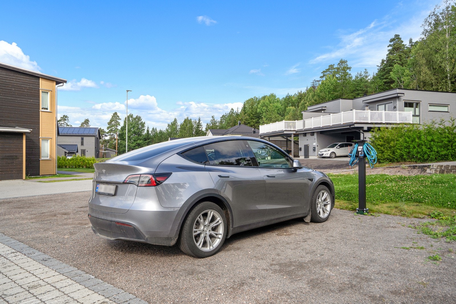 Egen biloppstillingsplass like ved leiligheten med montert ladeboks på stolpe Galleribilde