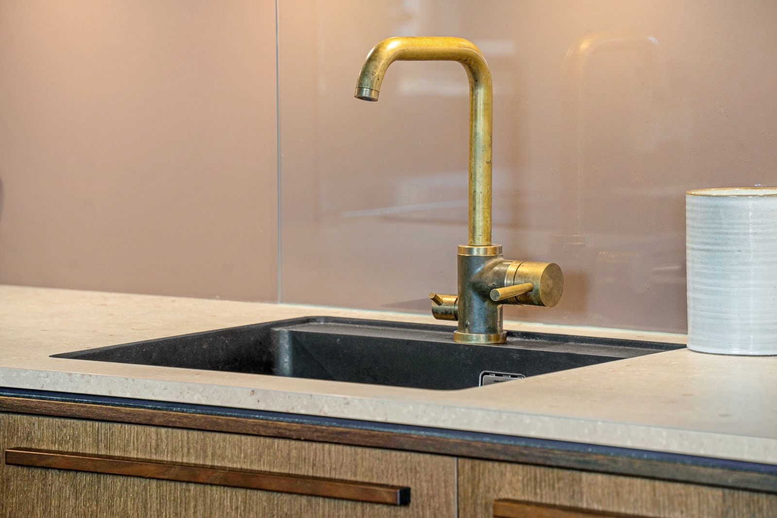 Kjøkkenkran i messing Galleribilde