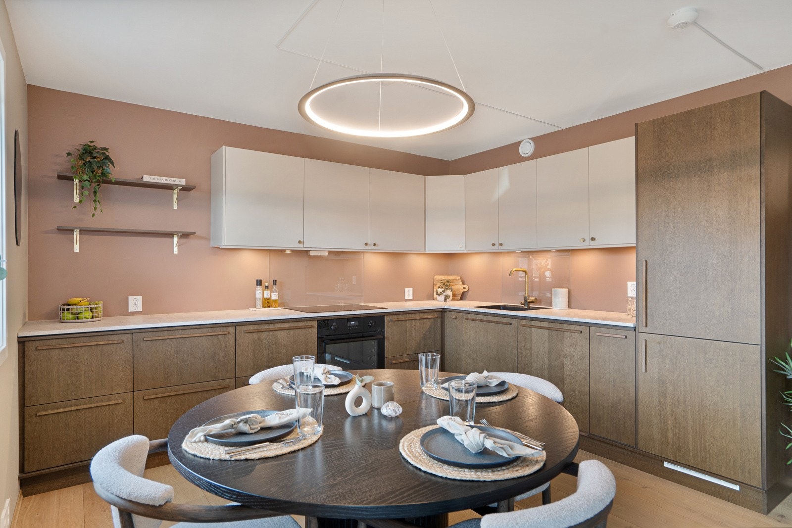 Fin spiseplass på kjøkkenet med åpen løsning mot stua Galleribilde