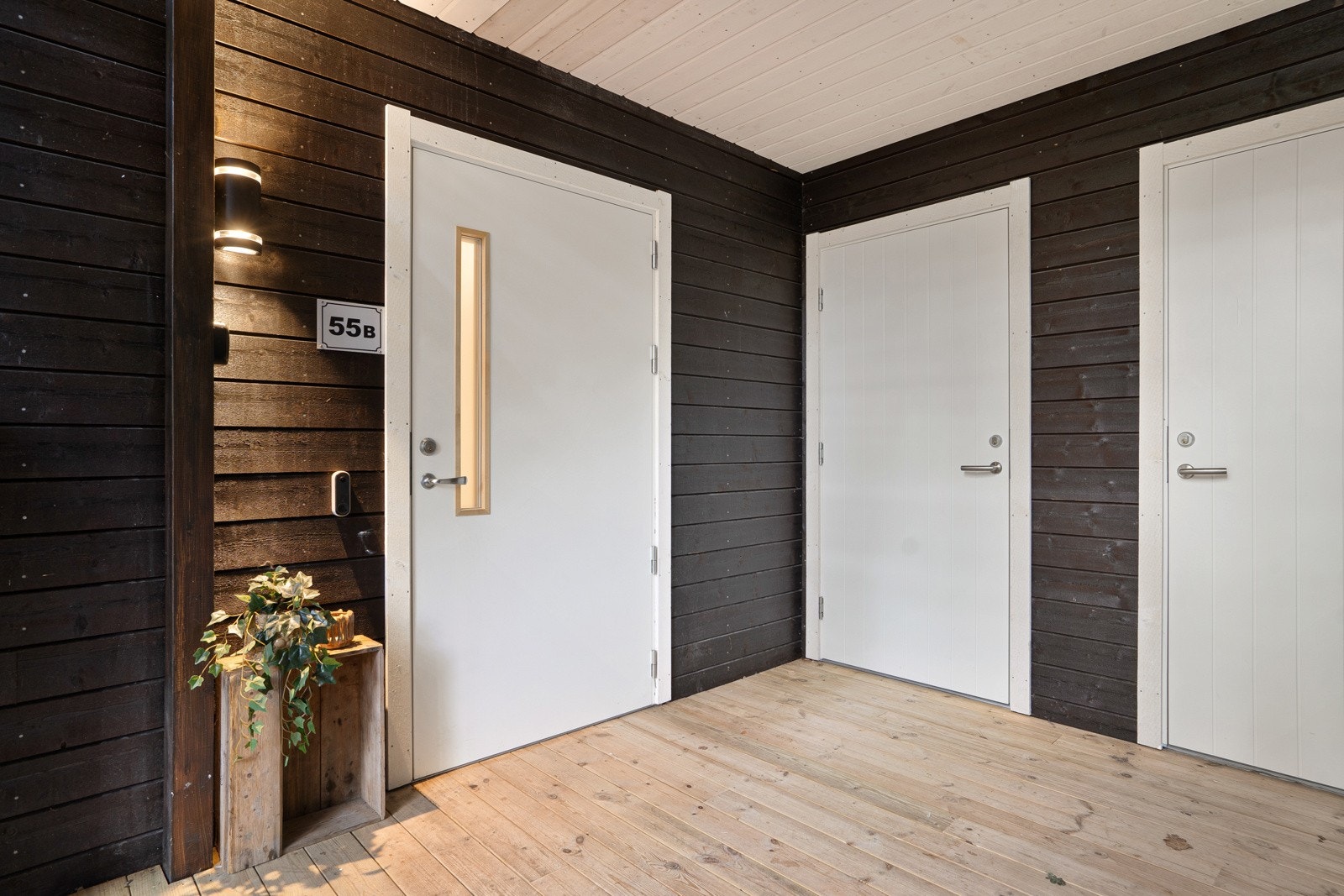 Overbygget inngangsparti med sportsboden rett til høyre Galleribilde