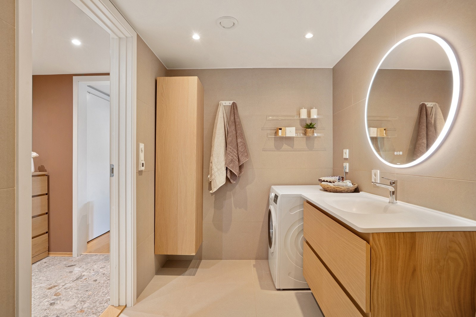 Lekkert og tidsrikig innredninger på badet - sjekk god skapplass! Galleribilde