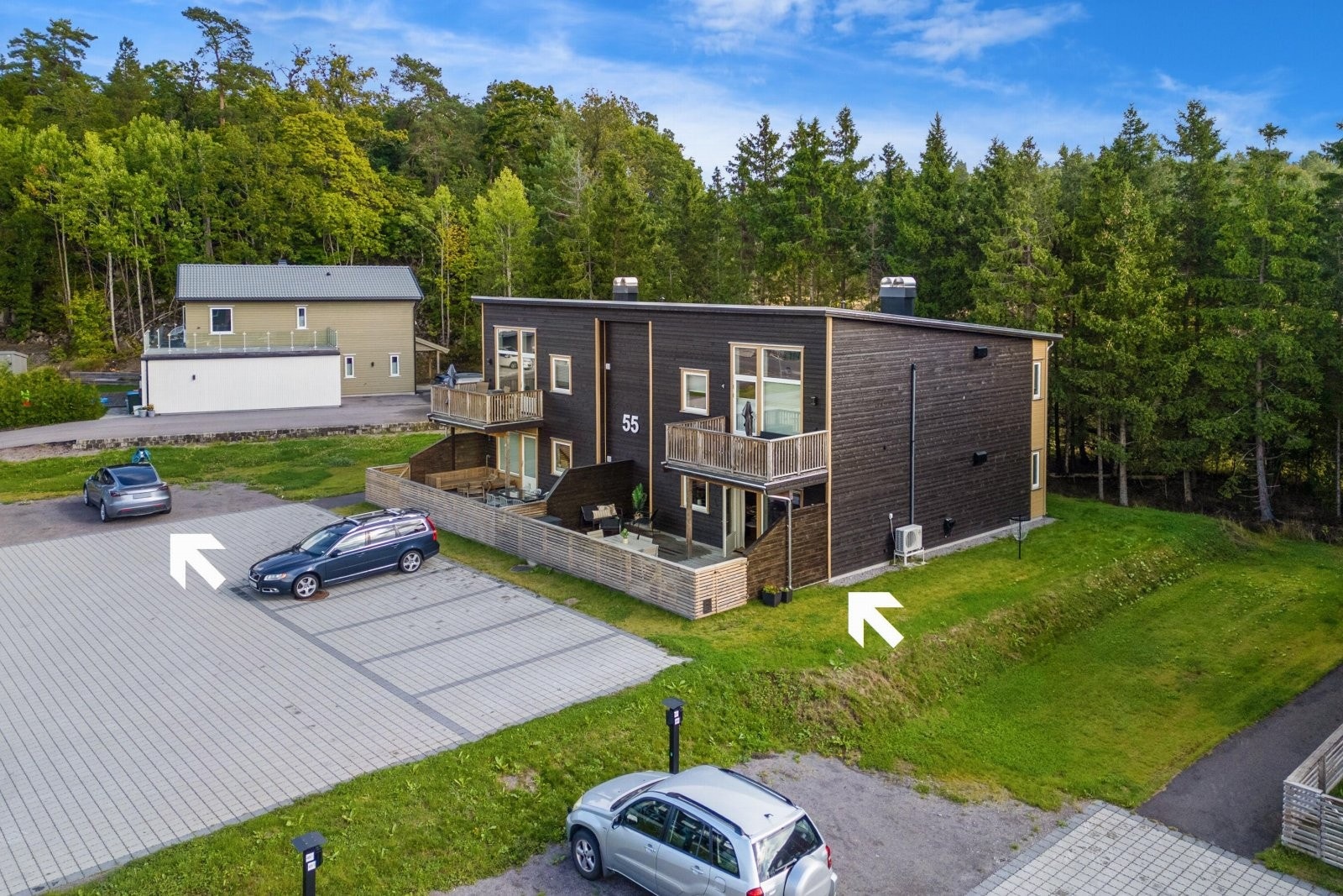 Her bor du stille og rolig til med skogen som nærmeste nabo, samt sen kveldssol på terrassen! Galleribilde