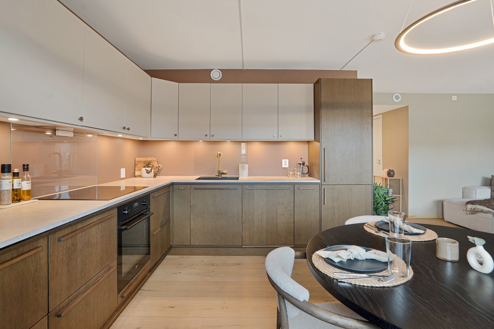 Stort og praktisk innredning på kjøkkenet med en mengde skap! Eksklusive fronter med trestruktur i underskap og slette flater på overskap. Galleribilde