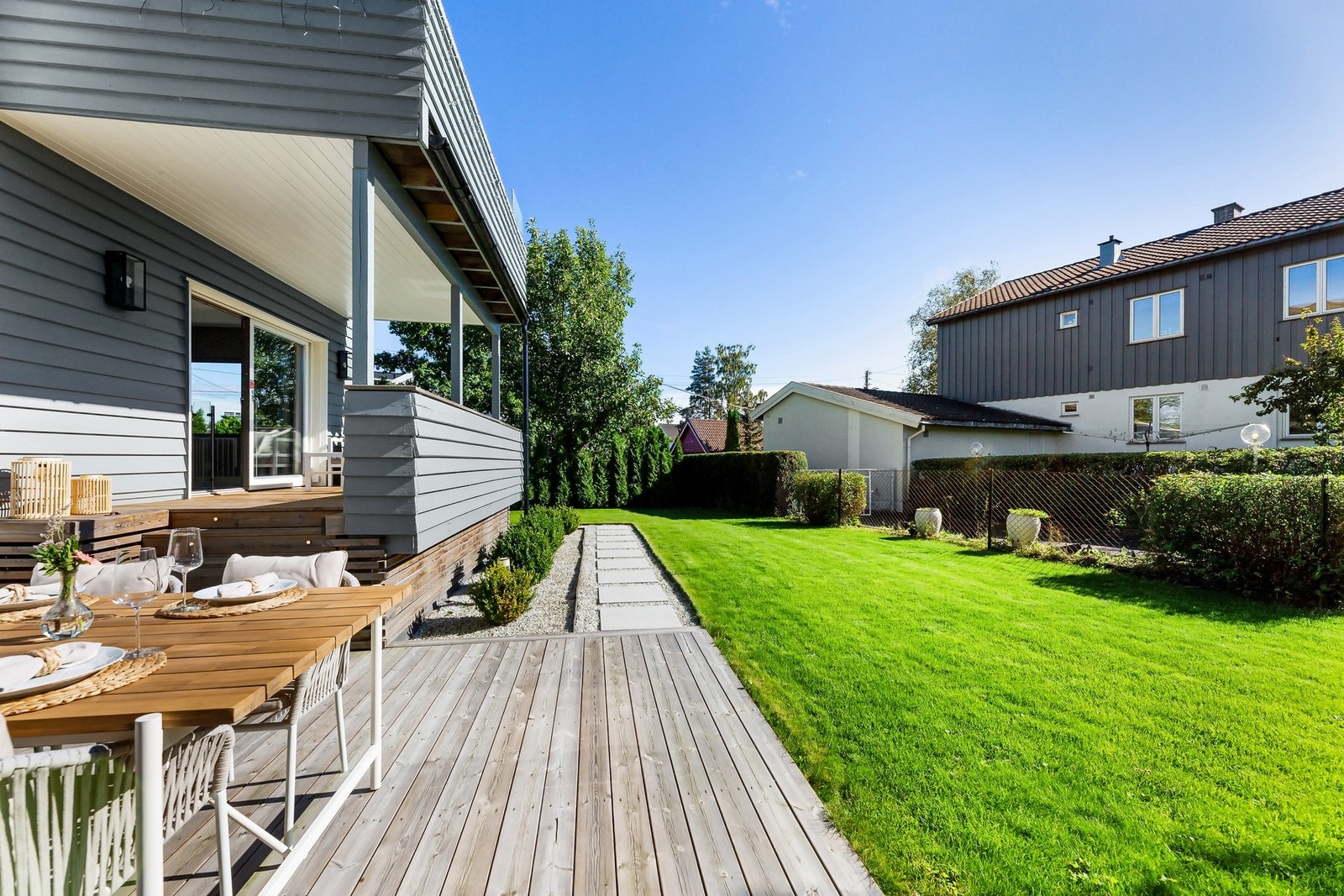 Direkte utgang fra terrassen til egen hageparsell Galleribilde