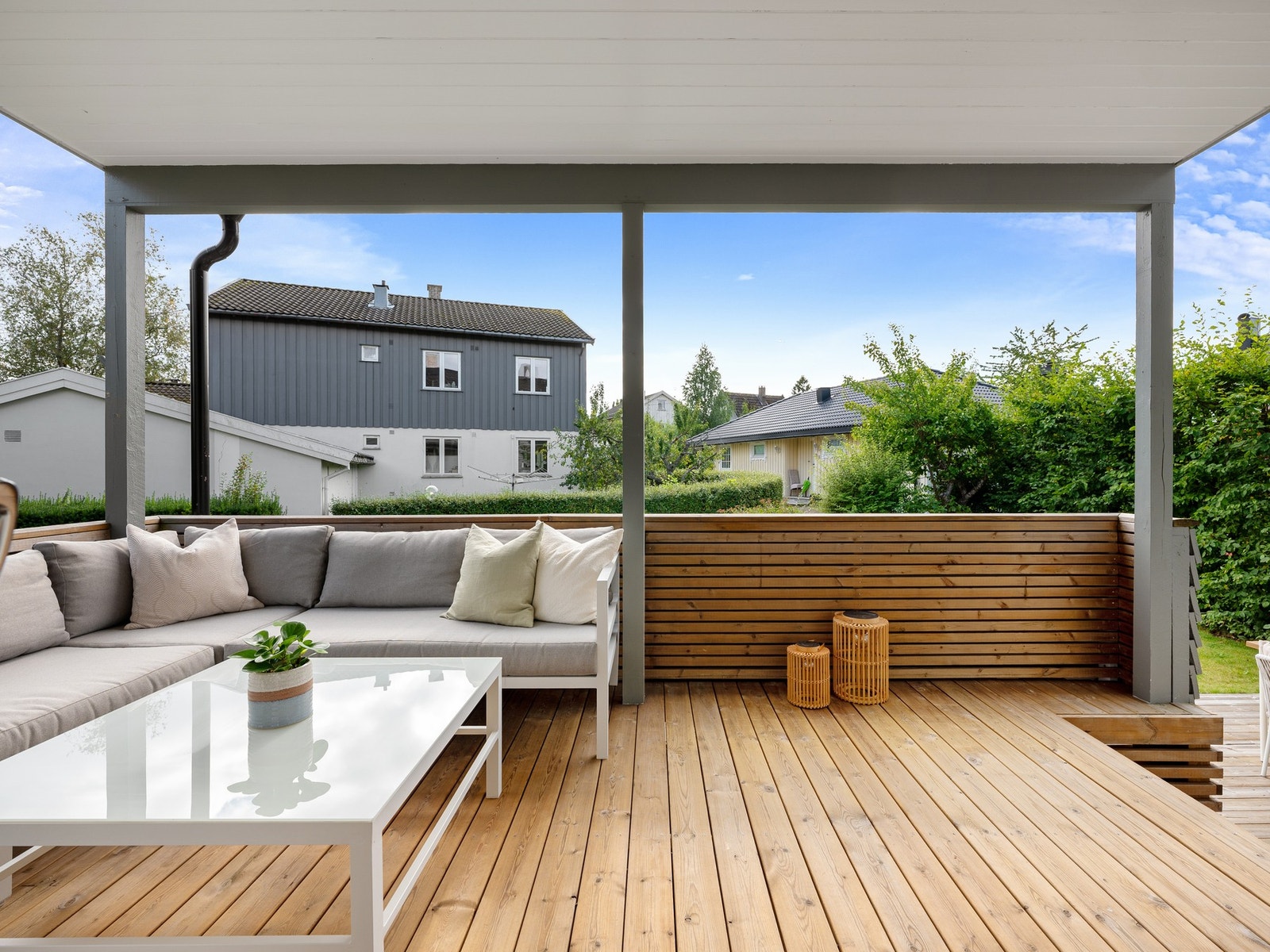 Direkte utgang fra stuen til overbygget terrasse på ca. 11 m² Galleribilde