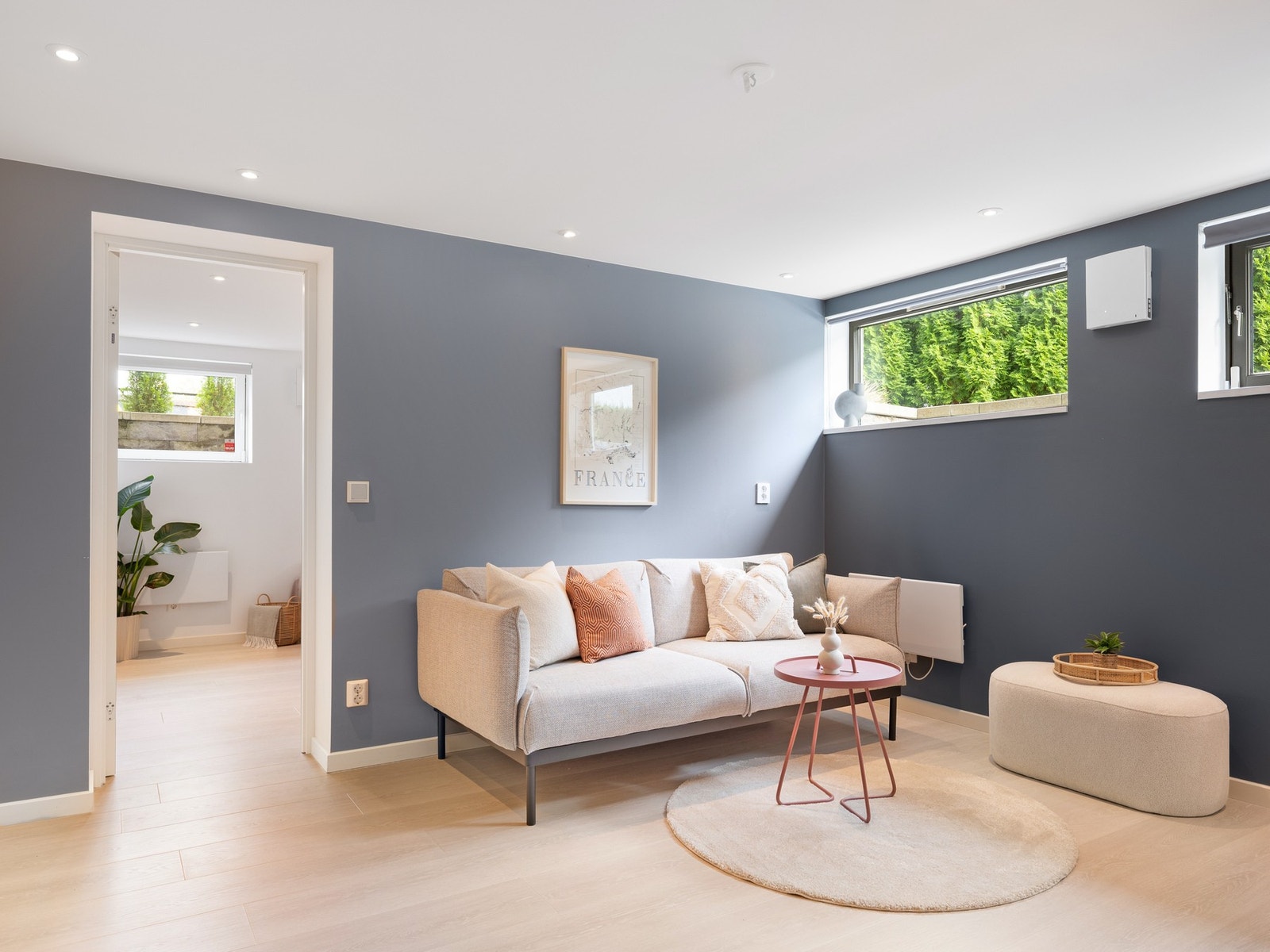 Koselig kjellerstue med gulvvarme og downlights Galleribilde