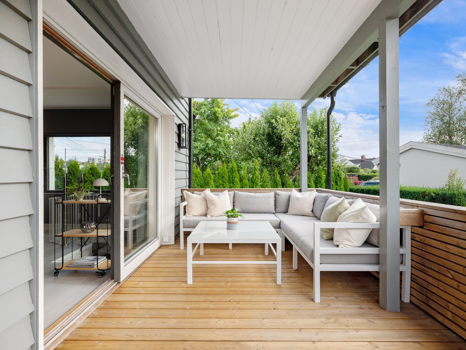 God plass til utendørs sofagruppe under tak Galleribilde